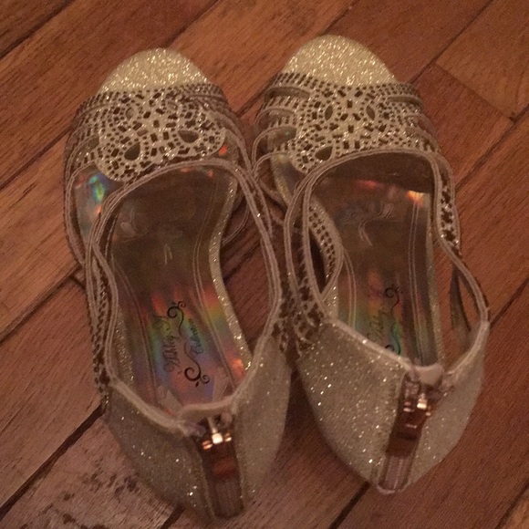 Women’s Ashley Collection Sparkly Heels - Picture 8 of 9